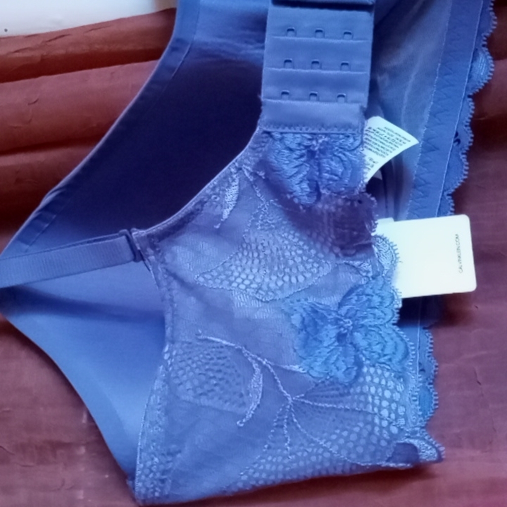 •Calvin Klein Wirefree Two-Way Convertible Bralette - Picture 6 of 13